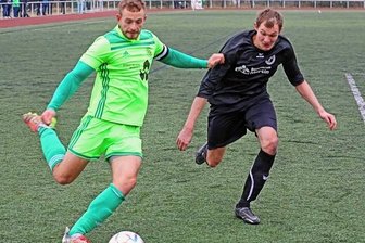 Westsachsenliga: Punkteteilung zum Jahresende - Werdaus Kapitän Tom Dörner kommt vor dem Reinsdorfer Felix Nerger zum Flanken. Die Chancen des FC Sachsen blieben ungenutzt.