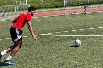 Westsachsenliga: Schlitzohr des ESV Lok Zwickau II wird Spieler der Woche - Brady Alexander Valdez vom ESV Lok Zwickau II gibt im Training Gas. Nächste Saison könnte er in die erste Mannschaft des ESV Lok Zwickau aufsteigen, die aktuell auf Platz 1 der Landesklasse West steht.
