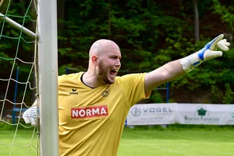 Westsachsenliga: SG Schönfels macht Boden im Abstiegskampf gut - Der Schönfelser Torhüter Michel Bößneck hielt seinen Kasten beim 1:1 gegen Ebersbrunn bis zur 81. Minute sauber. Gegen den Kopfball vom ESV-Kapitän Fritz Gerisch war er machtlos.