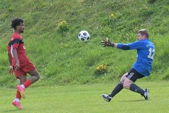 Westsachsenliga: So gewann Zwickau das Duell der Schießbuden in Werdau - Der Zwickauer Brady Alexander Valdez (links) spielte nicht nur bei seinem Treffer zum 3:0 seine Schnelligkeitsvorteile aus.