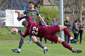 Westsachsenliga: Spieler der Woche braucht keinen Spickzettel - John Laitko hat im Tor des SV Waldenburg derzeit knapp die Nase vorn. Er zahlt das Vertrauen mit guten Leistungen und vollem Einsatz zurück – wie in dieser Szene im Kreispokalhalbfinale gegen den SV Lok Glauchau-Niederlungwitz.