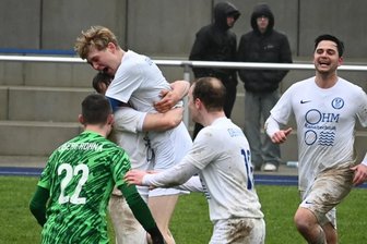 Westsachsenliga: Spieler der Woche schießt Tabellenführer zurück in die Erfolgsspur - Lenny Pascal Andrä (2. v. l.) erzielt das entscheidende 2:1 für den TV Oberfrohna gegen Mosel in letzter Sekunde.