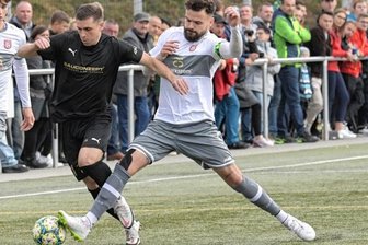 Westsachsenliga: Spieler der Woche - Als Aufsteiger ärgern Fritz Gerisch (rechts) und seine Mitspieler vom Ebersbrunner SV auch die Favoriten. Das Heimspiel gegen Lichtenstein (Foto) ging zwar 0:2 verloren, doch den Spitzenplatz haben die "Löwen" aus Ebersbrunn inne. Auch weil Gerisch am Sonntag bestens aufgelegt war - und sich damit die Auszeichnung als "Spieler der Woche" verdient hat.