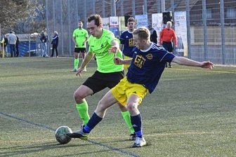 Westsachsenliga: Spieler der Woche - Für die Auszeichnung als "Spieler der Woche" kommt es auf mehr als nur Tore an, wie Tim Langhans (rechts) hier mit seinem Zweikampf unter Beweis stellt. Doch schaden kann es auch nicht. 