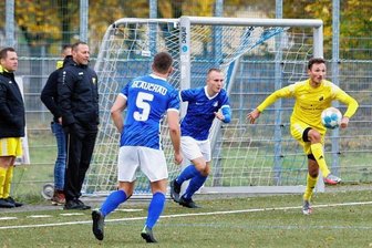Westsachsenliga: Stadtrivalen liefern sich faires Duell - Lok-Spieler Ron Hähnlein (in Gelb) kann in dieser Szene den Ball gegen Eddy Wehland vom VfB Empor II behaupten. 
