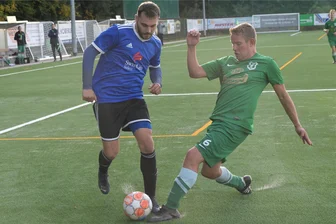 Westsachsenliga: SV Mosel nutzt Unterzahl von Mülsen St. Niclas und holt wichtige Punkte am Tabellenende - Doppeltorschütze Gerhard Koch vom SV Mosel (links) im Duell mit dem Mülsener Rico Röhner. Mit sieben Toren steht Koch an der Spitze der Westsachsenliga-Torjägerliste.