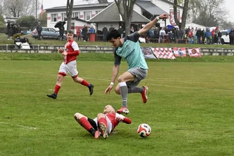 Westsachsenliga: SV Waldenburg gelingt in Ebersbrunn der Befreiungsschlag - Der Waldenburger Oliver Sonntag grätscht dem Ebersbrunner Can Höllig (rechts) den Ball ab. Bei nicht ganz einfachen Bedingungen hatte der SVW zu Gast beim ESV die Nase vorn.