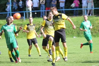 Westsachsenliga: Torwart hält in Unterzahl den Punkt fest - Der Planitzer Sebastian Pech klärt den Ball aus dem eigenen Strafraum. Beim unglücklichen 1:1 konnte er nicht mehr eingreifen. 