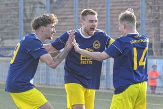 Westsachsenliga: Traktor macht den Hattrick perfekt - Die Neukirchener Maxim Schlaeger, Lucas Böttcher und Luca-Elias Braungardt (von links) freuen sich über den vierten Saisonsieg. 