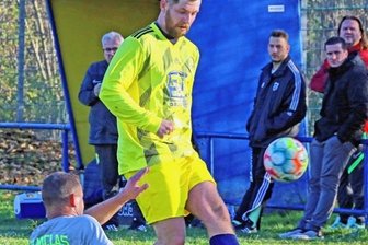 Westsachsenliga: Traktor zu harmlos - Neukirchens Markus Schwietzke kommt gegen den Mülsener Marcus Hähnel zur Flanke. 