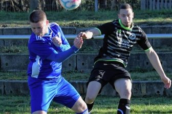 Westsachsenliga: TSV bringt Sieg ins Ziel - Der Crossener Lukas Reichenbach (l.) muss die Flanke von Rocco Dittrich passieren lassen. 