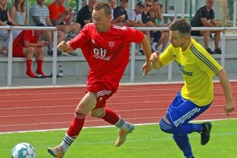 Westsachsenliga: Waldenburg schon fast in Feierlaune - Motor Thurm mit Rik Christiansen-Weniger am Ball - hier im Zweikampf mit dem Waldenburger Philip Saupe - muss zittern. 