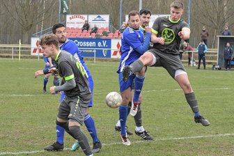 Westsachsenliga: Waldenburger fühlen sich im Auswärtsspiel beim TSV Crossen um Sieg betrogen - Ein hartes Duell lieferten sich am Sonntag der TSV Crossen (blaue Trikots) und der Waldenburger SV. Beim 2:1-Sieg der Hausherren gab es neben einmal Rot und einmal Gelb-Rot noch acht weitere gelbe Karten.