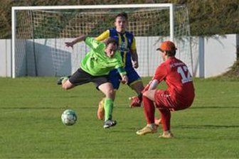 Westsachsenliga: Welche Premiere es bei der Auszeichnung zum Spieler der Woche gibt - Der 18-jährige Mittelfeldspieler Timmy Grimm (r.) lief am Sonntag als Torwart für Werdau gegen Waldenburg auf.