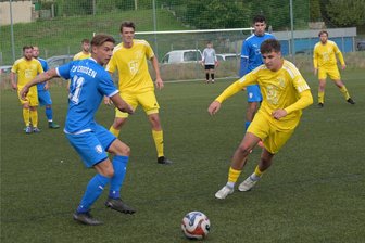 Westsachsenliga: Wenn der Fußball-Wahnsinn seinen Lauf nimmt - Ein Neun-Tore-Spektakel boten Traktor Neukirchen und der TSV Crossen am Sonntag. Im Bild der Crossener Markus Sperling (vorn links) und der Neukirchener Louis Kompst (rechts).