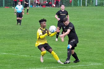 Westsachsenliga: Wenn die Meisterschaft noch nicht den Aufstieg bedeutet - und am Tabellenende gezittert wird - Augen zu und durch: Lichtensteins Dominic Oertel (rechts) im Duell mit Elhaj Amadou Bah (SV Planitz). Beim Zweikampf wurde Oertel zu Fall gebracht. Schiedsrichter Thomas Renner verortete das Foul jedoch außerhalb des Strafraums.