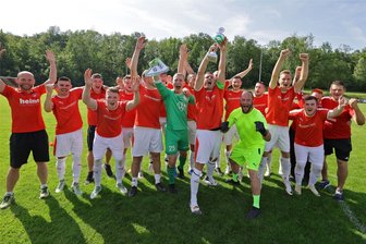 Westsachsenliga: Wer nach dem letzten Spieltag feiert und wer noch zittert - Da ist das Ding, Teil zwei: Nach dem Gewinn des Kreispokals bekam Lichtenstein nun auch die Trophäe des Westsachsenliga-Meisters überreicht.