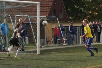 Westsachsenliga: Wilder Schlagabtausch in Neukirchen - Christopher Zehmisch (r.) und der SV Waldenburg überwanden Traktor-Torwart Marc Zappek dreimal. 