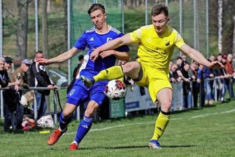 Westsachsenligisten im Endspiel unter sich - Nick Reumann (rechts) erzielte am Montag den zwischenzeitlichen 1:1-Ausgleich für Außenseiter Glauchau-Niederlungwitz.