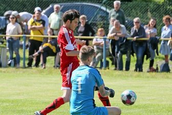 Westsachsenligisten machen's spannend - Der Planitzer Torhüter Felix Jentsch kann in dieser Szene eine Chance von Mülsens Erik Bräunel vereiteln. 
