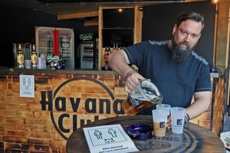 Westsachsens Clubbetreiber hadern mit Coronaauflagen - Florian Harbeck, Betreiber des Clubs Seilerstraße in Zwickau, empfängt im Biergarten auf dem Freigelände an den Wochenenden wieder Gäste. Die Resonanz zum Auftakt war groß, zeitweise galt ein Einlassstopp. Wann Harbeck auch den Club selbst wieder öffnet, ist aber noch unklar.