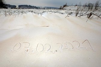 Westsachsenwetter 2021: Nass, wenig Sonne, viel Schnee - Sahara-Staub färbte am 7. Februar den Schnee. Er war wegen der warmen Temperaturen in Ländern wie Mali undAlgerien zwei bis fünf Kilometer in die Luft aufgestiegen und bis nach Europa getragen worden.