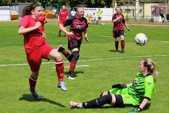 Westsächsinnen feiern Premiere - Jamie Lee Marquardt (links) und ihre Mitspielerinnen der SpG Glauchau/ Crimmitschau bescherten Torhüterin Selina Kaden (Bräunsdorf/Bobritzsch) im Kreispokalfinale einen arbeitsreichen Tag.
