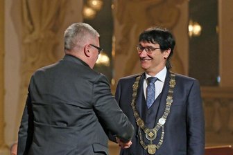 Westsächsische Hochschule: Neuer Rektor erhält Amtskette - Stefan Knupfer (l.), Vorsitzender des Hochschulrates der WHZ, mit dem neuen Rektor, Stephan Kassel.