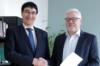 Westsächsische Hochschule Zwickau: Neuer Rektor tritt sein Amt an - Der neue Rektor der WHZ, Stephan Kassel (l.), erhält seine Bestellungsurkunde aus den Händen von Staatssekretär Uwe Gaul (r.)