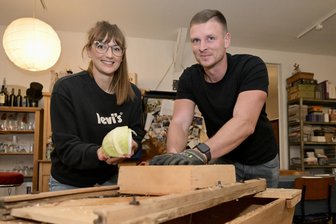 Westsächsische Spezialität zur Winterzeit: Warum in Kirchberg Sauerkraut hergestellt wird - Sauerkraut-Produktion ist Handarbeit. Jedenfalls das Hobeln und Stampfen. Hier schneiden Anna Häberer und Maik Bochmann den Weißkohl, aus dem das Kirchberger Sauerkraut für den Weihnachtsmarkt wird.