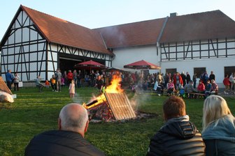 Westsächsische Vereine laden zu Osterfeuern mit Musik und Gegrilltem ein - An der Kultscheune in Lauterbach lodert am Gründonnerstag wieder ein Osterfeuer.