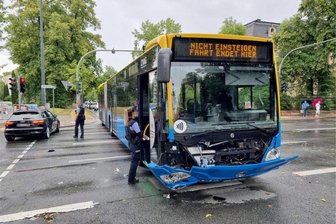 Weststraße in Chemnitz nach Zusammenstoß zwischen Bus und Audi gesperrt - Gegen 13.30 Uhr kam es auf der Weststraße zu einem Zusammenstoß zwischen einem Bus und einem Audi.