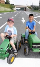 Kinder Damian und Amin mit Trettraktoren