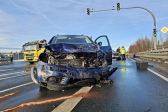 Westtrasse in Werdau: Feuerwehr muss Mann aus seinem Auto retten - Drei Personen sind bei einem Unfall am Montagmorgen auf der Westtrasse verletzt worden.