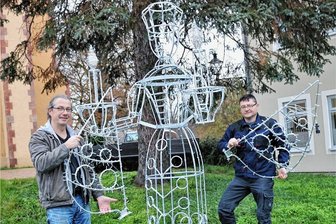 Wettbewerb "Ab in die Mitte" in Oederan: Vom kostenlosen W-Lan bis zum Regionalmarkt in der Stanze - Rolf Büttner von der Volkskunstschule Oederan (l.) und Marco Metzler vom Stadtmarketingverein. Die beiden haben das Preisträger-Projekt Lichterengel zusammengebaut und machen gemeinsam die Bewerbungen für "Ab in die Mitte". 