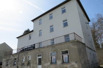 Wettbewerb: Adorf erhält Hauptpreis für Fronfeste - Die Straßenseite des früheren Adorfer Stadtgefängnisses.
