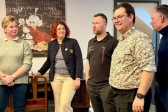 Wettbewerb der Wirtschaftsjunioren Freiberg: Mehr Wissen über Wirtschaft an Schulen - Die Wirtschaftsjunioren Freiberg mit Kreissprecherin Odette Lamkhizni (2.v.l.).