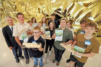Wettbewerb des Schülerlabors der TU Bergakademie Freiberg: Wie viele Zahnstocher braucht ein Siegermodell? - Prof. Horst Biermann (l.) mit allen Preisträgern des Schülerwettbewerbs "Brücken verbinden".