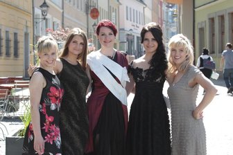 Wettbewerb eröffnet: Neue Plauener Spitzenprinzessin gesucht - Bewerberinnen vor der Wahl im Sommer 2017 (von links): Natalie Schmidt, Barbara Riss (die bis Juni 2021 amtierende Spitzenprinzessin), die damalige Spitzenprinzessin Rika Maetzig, Jamie Lee Eileen Arnold sowie Susan Koczy. 