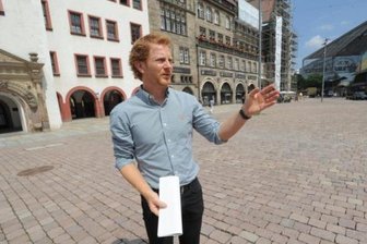 Wettbewerb für neuen Marktbrunnen startet - Etwa an der Stelle, wo Baubürgermeister Michael Stötzer steht, soll der Brunnen errichtet werden.