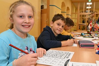 Wettbewerb im Erzgebirge für Grundschüler fordert Mathe-Genies und Sprach-Asse heraus - Jette Scherf und Finn Luca Gebauer von der Grundschule Sonnenleithe in Schwarzenberg gehörten zu den Teilnehmern des Wettbewerbs am Auer Gymnasium im Fach Mathe.