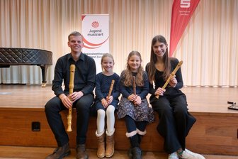 Wettbewerb „Jugend musiziert“: Musikschule Vogtland holt Preise - Eléna Ziegler und Maira Frank (Mitte) sowie Heidi Manz (rechts) und Jeremias Emanuel Gropp erzielten jeweils als Blockflötenduo die Höchstpunktzahl.