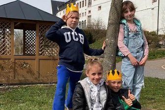 Wettbewerb "Museum in a clip": Wildenfelser Schüler gewinnen mit Fantasie und Weisheit - Eine Szene aus dem Film "Der Lottogewinn". In Gruppen aufgeteilt, konnten die Kinder auf dem Schlossgelände ihren Clip drehen. 