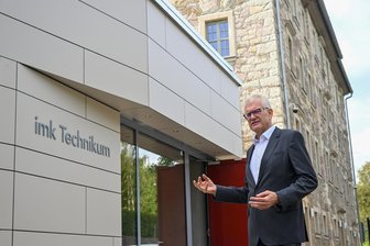 Wettbewerb „Sachsens Unternehmer des Jahres 2025“: Wenn die Medizintechnik den Ingenieur glücklich macht - Imk-Geschäftsführer Jens Trepte vor dem neuen imk-Technikum.