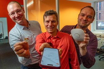 Wettbewerb „Sachsens Unternehmer des Jahres“: Chemnitzer Start-up entwickelt das GPS für den Innenraum - Präsentieren die Hardware des „Indoor GPS“: Die Pinpoint-Gründer Thomas Graichen, Marko Rößler und Daniel Froß (v.l.n.r.).