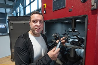 Wettbewerb „Sachsens Unternehmer des Jahres“: Die Technologie für bessere Oberflächen aus Grüna - Ronny Bernstein, Geschäftsführer der BMF GmbH, vor einer innovativen Sandstrahlanlage zur Oberflächenbearbeitung.