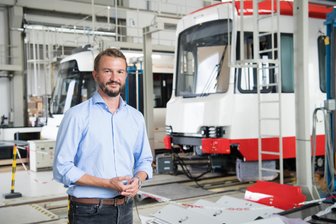 Wettbewerb „Sachsens Unternehmer des Jahres“: Mit Wasserstoff-Straßenbahn zum Vorreiter in Europa - Bewirbt sich um den Unternehmerpreis: Samuel Kermelk, Inhaber und Co-Geschäftsführer des Leipziger Unternehmens „HeiterBlick“.