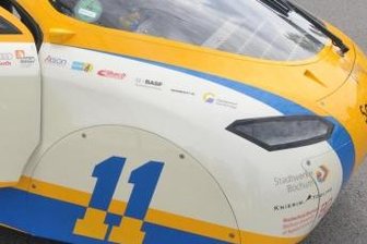 Wettbewerb: Solar-Autos liefern sich ein Rennen -