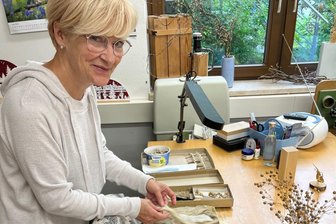 Wettbewerb „Tradition und Form“: Der „Kleine Prinz“ und sein räuchernder Heimatplanet holen Publikumspreis - An der Werkbank werden die Zöpfe der blonden Engel geformt und mit Schleifen fixiert, jungenhafte Kurzhaarfrisuren sind etwas komplizierter.