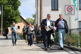 Wettbewerb „Unser Dorf hat Zukunft“: Jury nimmt Bewerber aus dem Erzgebirge unter die Lupe - Stützengrüns Bürgermeister Volkmar Viehweg (l.) führt Roland Höhne und weitere Juroren durch den Ort.